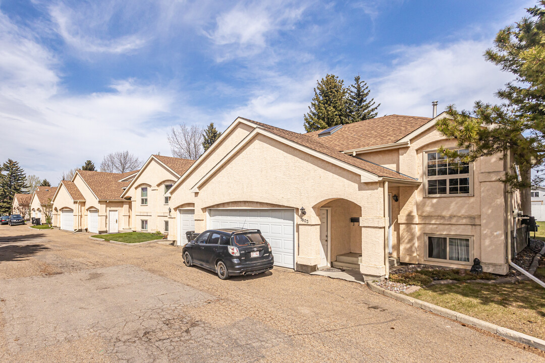 Spa And Tennis Condominiums in Edmonton, AB - Building Photo