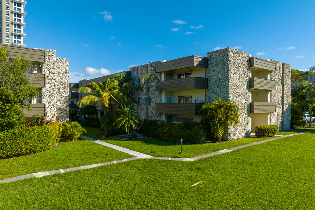 Ledges in Miami, FL - Building Photo