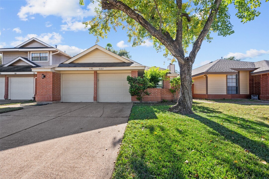 16167 Golden Sands Dr in Houston, TX - Foto de edificio