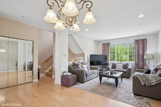 983 Mayfair Ct in Elk Grove Village, IL - Building Photo - Building Photo