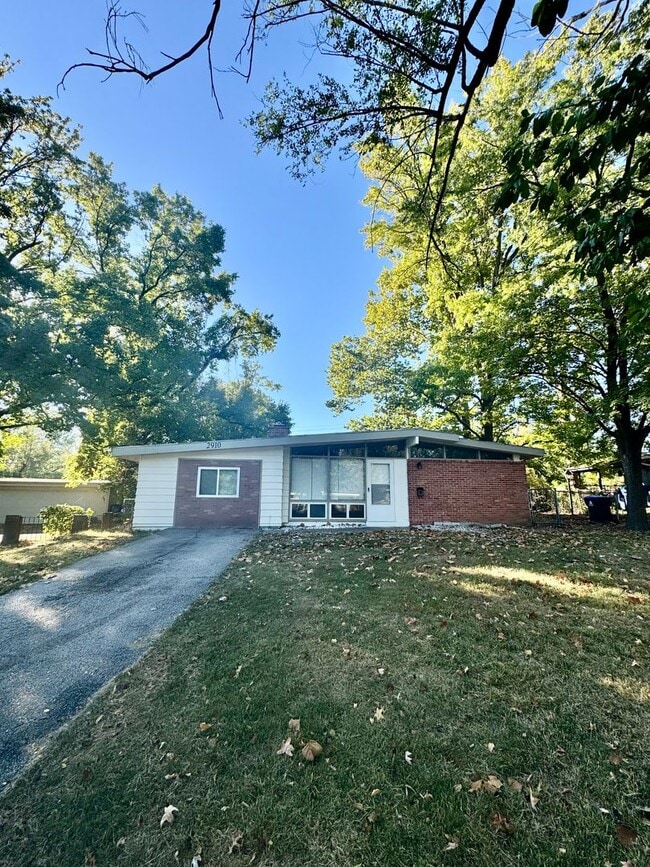 property at 2910 Holiday Hl