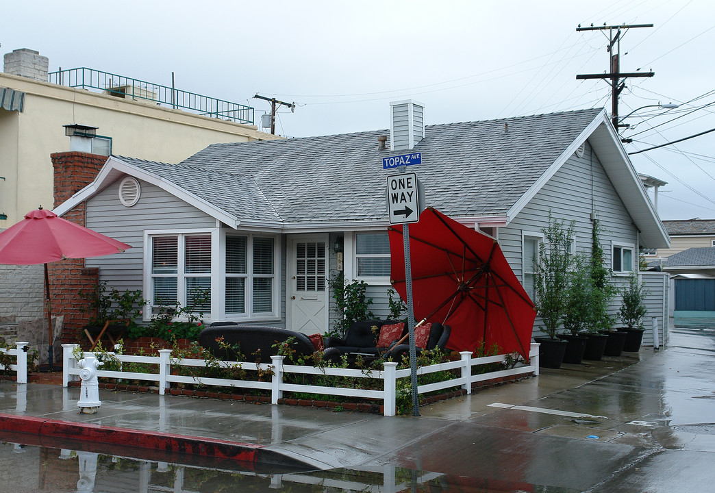 108 Topaz Ave in Newport Beach, CA - Building Photo