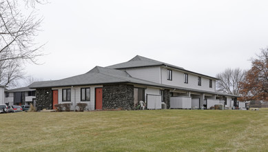 Stratford Apartments in East Peoria, IL - Foto de edificio - Building Photo