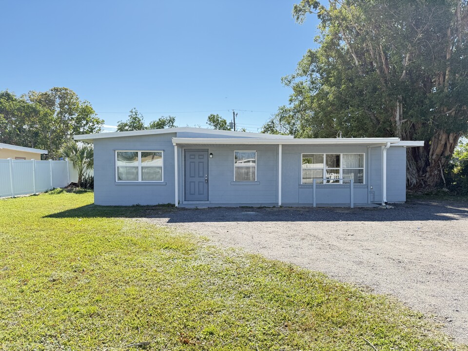 612 64th Avenue Dr W in Bradenton, FL - Building Photo