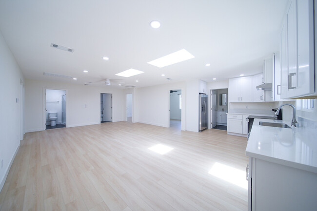 property at 206 W Broadbent Dr