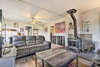 8311 NE Sacramento St in Portland, OR - Foto de edificio - Building Photo