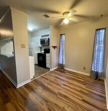 1051 Country Club Dr in Seguin, TX - Foto de edificio - Building Photo