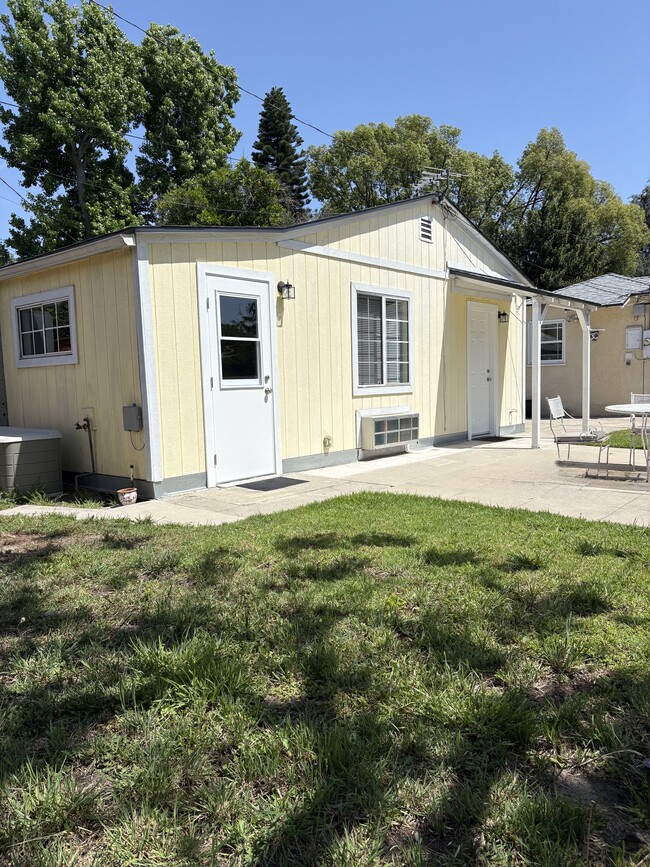 2405 W Monterey Ave in Burbank, CA - Foto de edificio - Building Photo