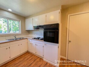 2110 W 18th Ave in Eugene, OR - Foto de edificio - Building Photo