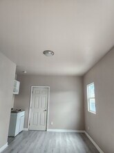 1012 E Adams Blvd, Unit 2 in Los Angeles, CA - Building Photo - Building Photo