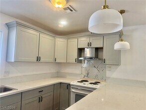6158 Woodbury Ave in Las Vegas, NV - Building Photo - Building Photo