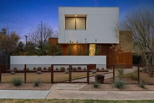 910 W Johanna St in Austin, TX - Building Photo