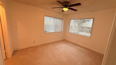 5612 Rock Island Rd, Unit 146 in Tamarac, FL - Foto de edificio - Building Photo