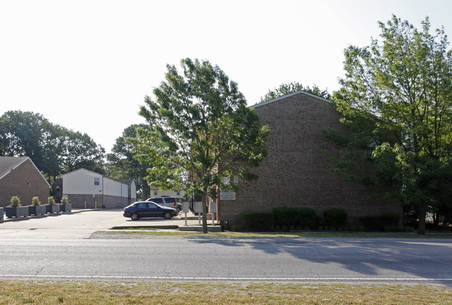 Alexis Apartments in Norfolk, VA - Building Photo - Building Photo