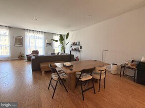 12305 W Oaks Dr in Fairfax, VA - Building Photo - Building Photo