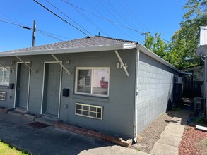 114 E 11th St in Medford, OR - Building Photo - Building Photo