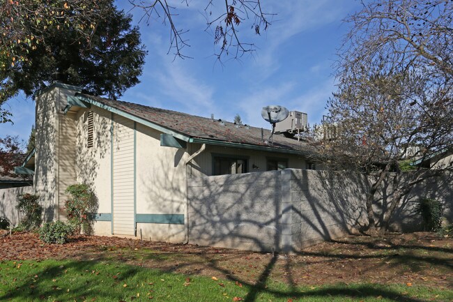 Chateau San Jose Apartments in Fresno, CA - Foto de edificio - Building Photo