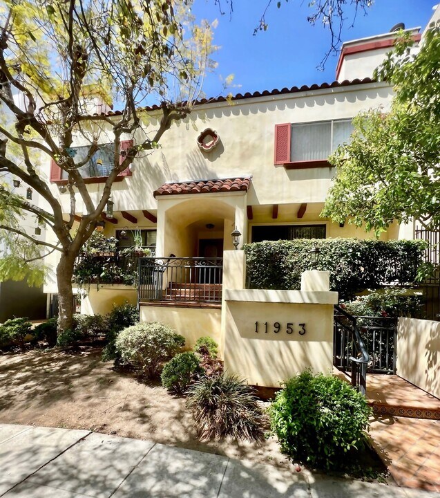 11953 Goshen Ave in Los Angeles, CA - Building Photo