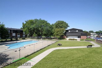 The Arbors Apartments in Clinton Township, MI - Building Photo - Building Photo