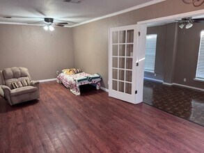 945 E Fairview St in Blossom, TX - Building Photo - Building Photo