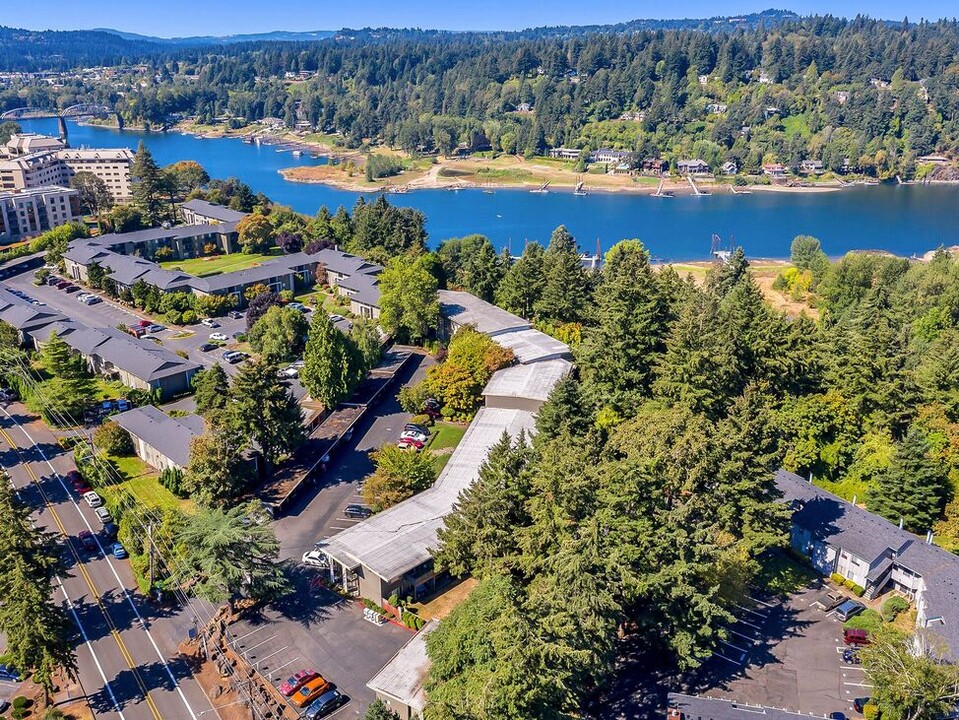 River Cliff Apartments in Milwaukie, OR - Foto de edificio