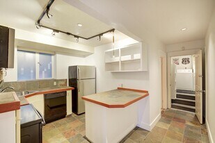 1038 Lakeview Blvd E in Seattle, WA - Building Photo