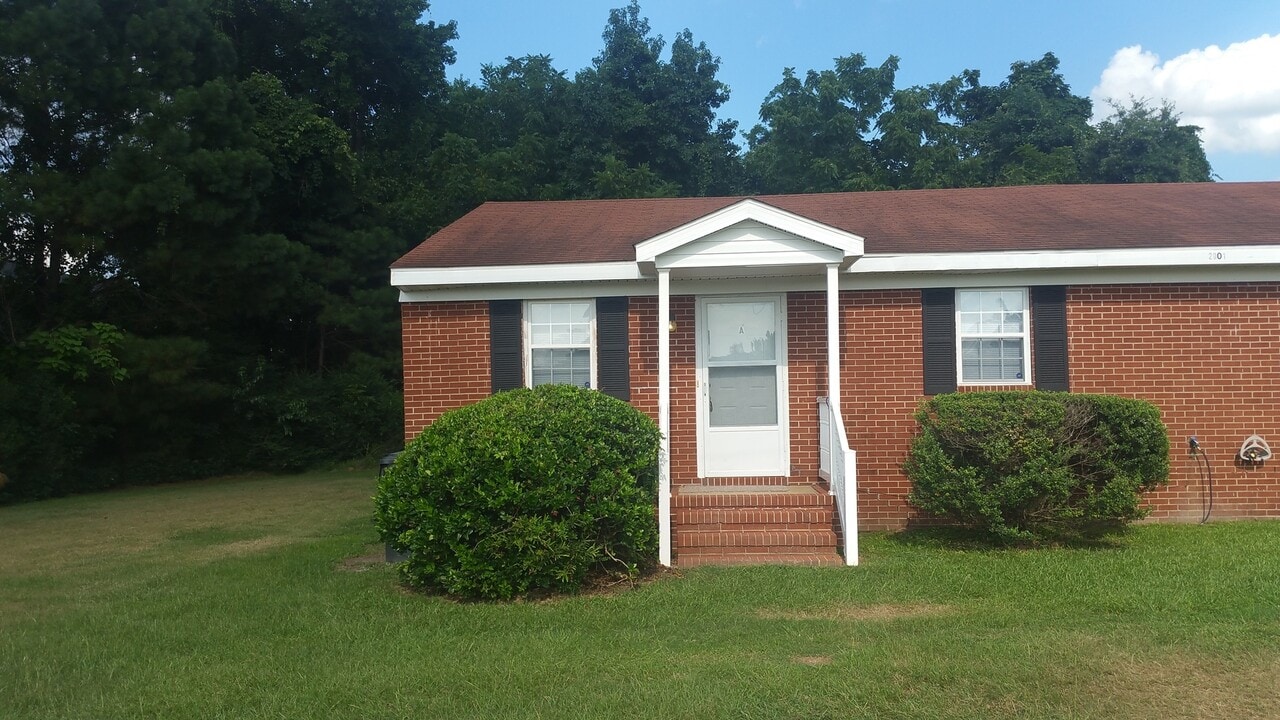 2901 McLain St in Goldsboro, NC - Building Photo
