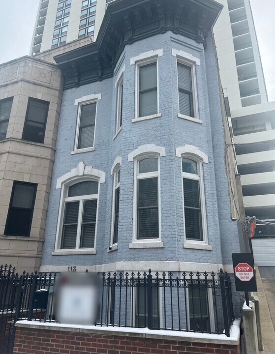 113 W Elm St in Chicago, IL - Building Photo