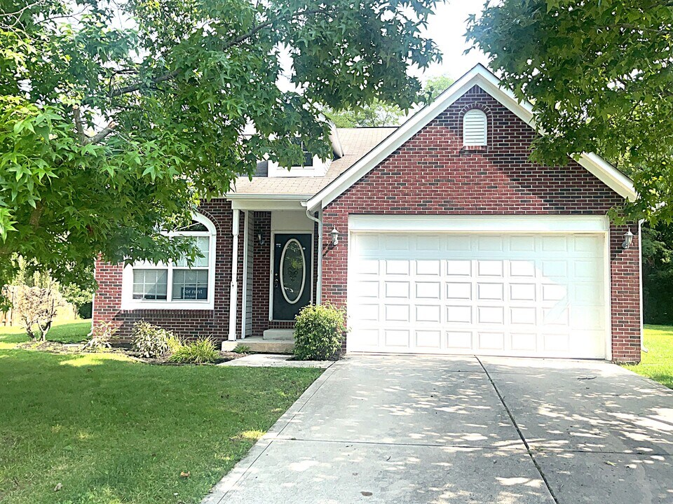 8016 Lawrence Woods Ct in Indianapolis, IN - Building Photo