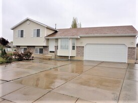 859 W 2005 N in Clinton, UT - Building Photo