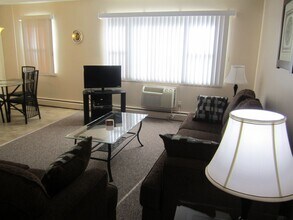 322 Regency Park Dr, Unit 201 Regency Park Drive in Agawam, MA - Building Photo - Building Photo