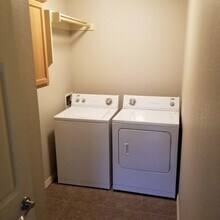 568 N Longfellow Ln in Fayetteville, AR - Foto de edificio - Building Photo