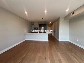 15 Central St, Unit 310A in Somerville, MA - Foto de edificio - Building Photo