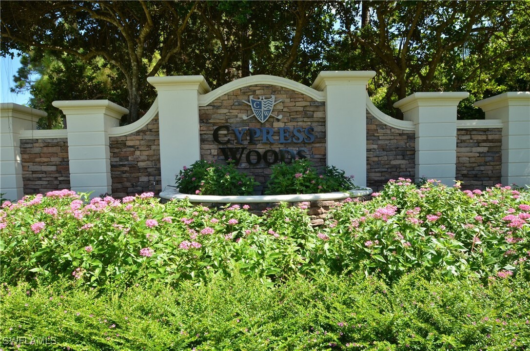 2750 Cypress Trace Cir in Naples, FL - Foto de edificio