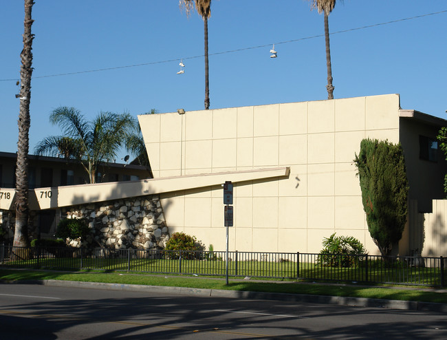 710 S Raitt St in Santa Ana, CA - Foto de edificio - Building Photo