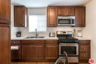 5249 Satsuma Ave in Los Angeles, CA - Building Photo - Building Photo