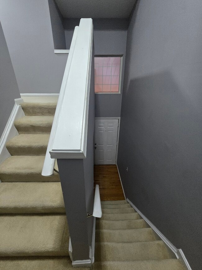 9240 Cardinal Forest Ln, Unit 302 in Lorton, VA - Foto de edificio - Building Photo