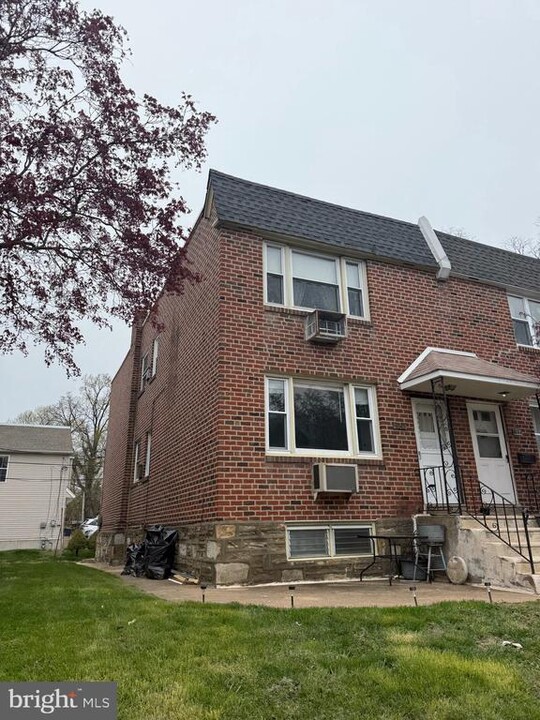 8042 Tabor Ave in Philadelphia, PA - Foto de edificio