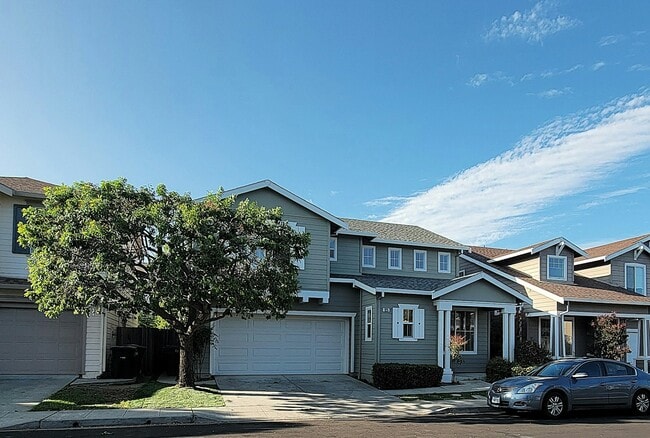 925 Gates St in East Palo Alto, CA - Building Photo - Building Photo