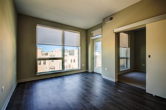 840 W Grand Ave, Unit 304 in Chicago, IL - Building Photo - Building Photo