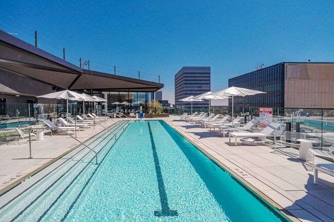6401 Wilshire Blvd in Los Angeles, CA - Building Photo - Building Photo