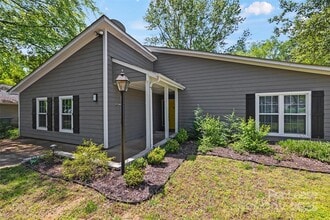6801 Stillmeadow Dr in Charlotte, NC - Foto de edificio - Building Photo