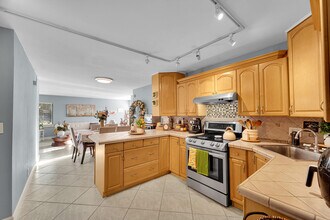 261 Wimbledon Lakes Dr in Plantation, FL - Building Photo - Building Photo