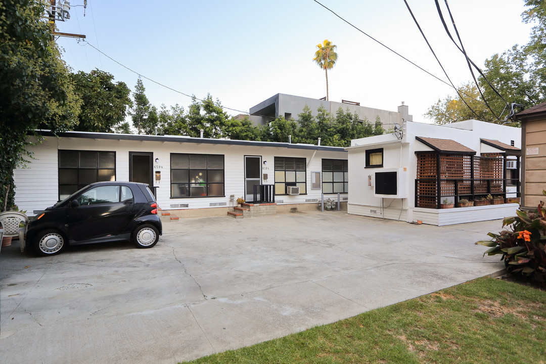 651 Huntley Dr in West Hollywood, CA - Foto de edificio