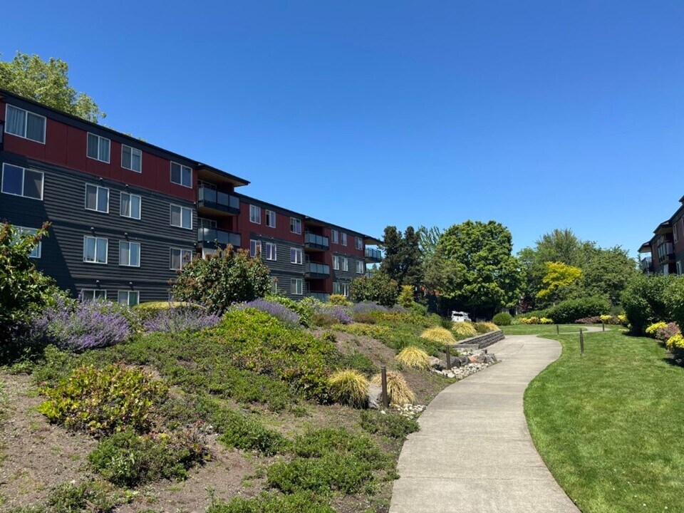 7001 Sand Point Way NE in Seattle, WA - Building Photo