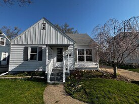 901 Cricklewood St SW in Wyoming, MI - Building Photo