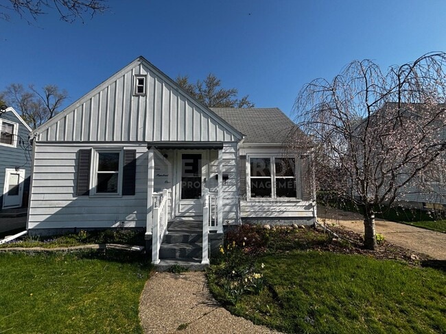 property at 901 Cricklewood St SW