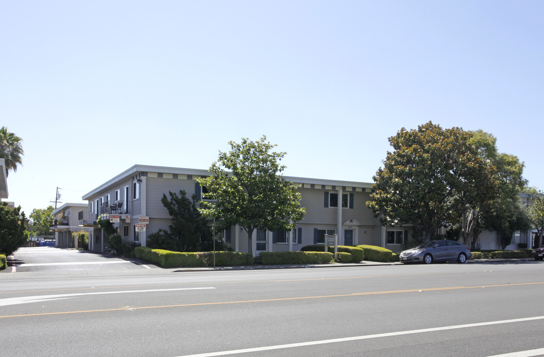 Poplar Plaza in Sunnyvale, CA - Building Photo