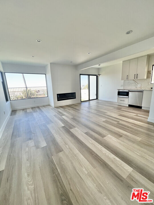 3305 Ocean Front Walk in Marina Del Rey, CA - Building Photo