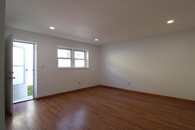 1018 Koelle Blvd in Secaucus, NJ - Building Photo - Building Photo